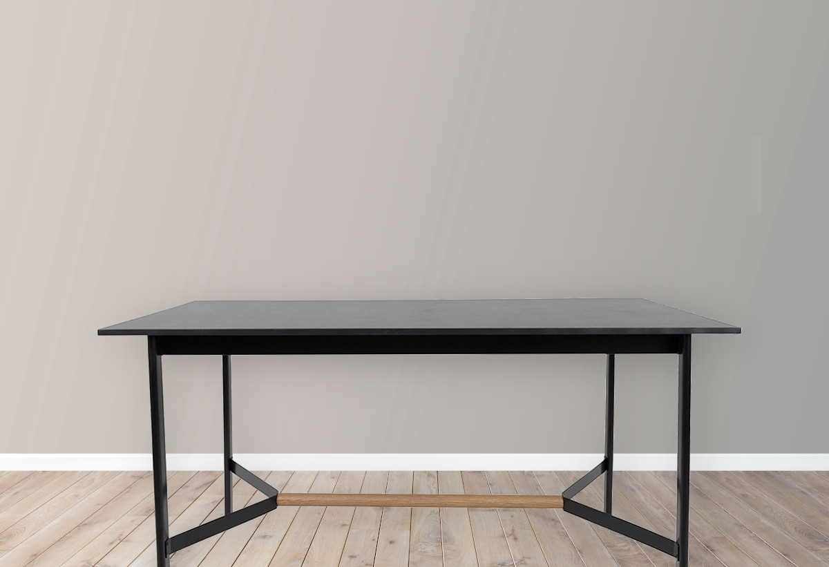 Στην εικόνα απεικονίζεται το τραπέζι τοποθετημένο σε ένα σαλόνι.
